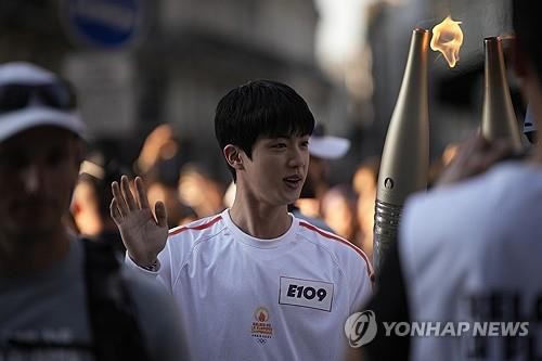 BTS 진, 수천 명 '아미' <b>환호</b> 속 <b>파리올림픽 성화 봉송</b>