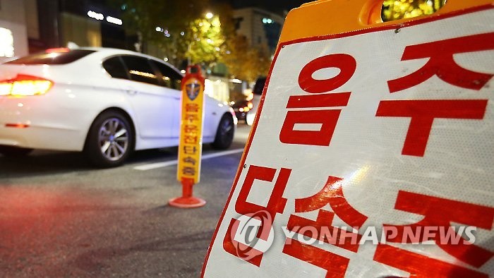 <b>개그맨</b>, <b>음주운전</b> 사고…가드레일 들이받고 차량 전복(종합)