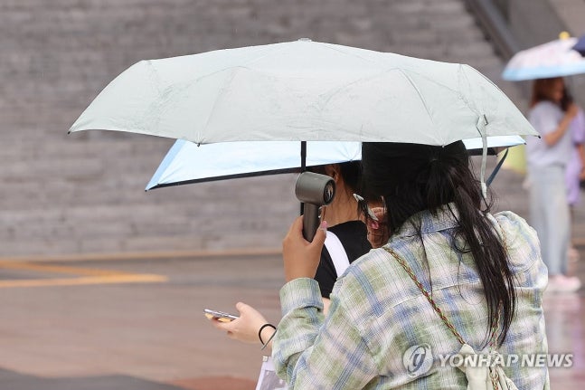 Umbrella and Hand Fan
[Yonhap News Agency Photo]
