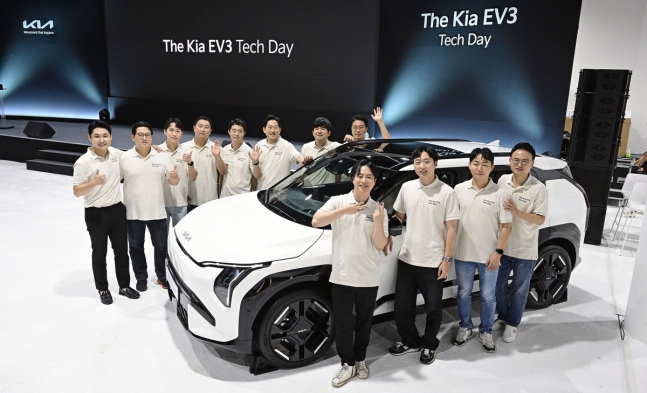 The Kia EV3 Tech Day
At the Kia EV3 Tech Day on the 16th, development researchers of the EV3 taking commemorative photos [Provided by Kia. Redistribution and DB prohibition]