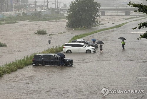 물 차오른 의정부 중랑천변 (의정부=연합뉴스) 경기북부에 호우경보가 내린 17일 오전 경기도 의정부시 중랑천변 주차장에서 물이 차오르고 있다. 2024.7.17 [독자 제공. 재판매 및 DB 금지] andphotod