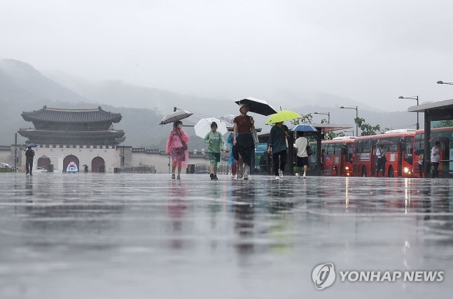 비 내리는 서울
(서울=연합뉴스) 류영석 기자 = 16일 오후 비가 내리는 서울 광화문광장에서 시민들이 우산을 쓴 채 걸어가고 있다. 2024.7.16 ondol@yna.co.kr