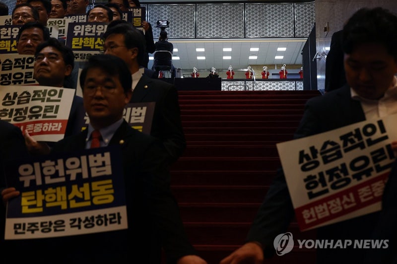 <b>제헌절</b>, <b>경축식</b>과 규탄대회