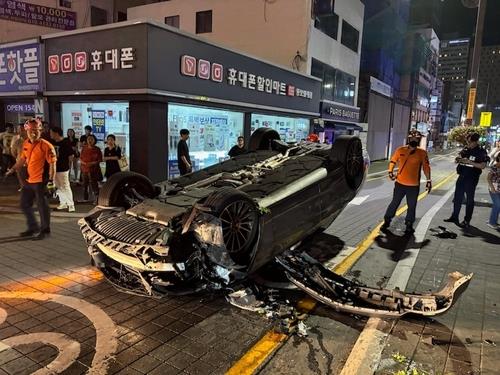 뒤집힌 벤츠서 빠져나와 40대 도주 [해운대찰서 제공. 재판매 및 DB 금지]