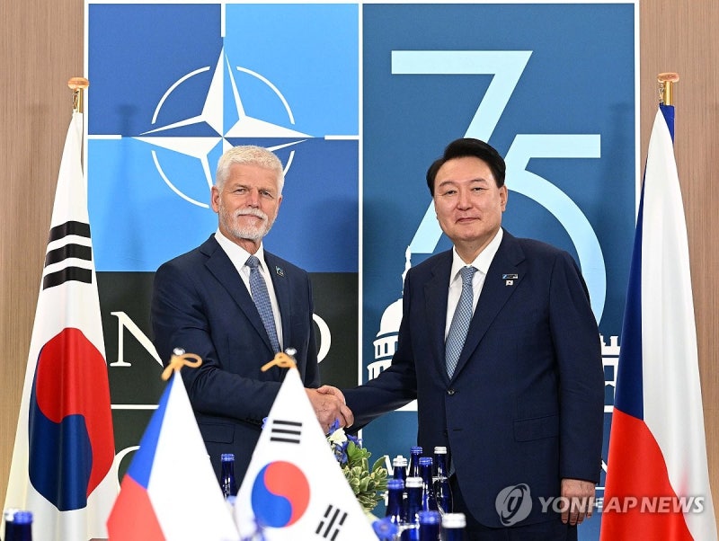 尹 "바라카 보고 판단해달라"…'<b>체코 원전</b> <b>수주</b>' 막후 세일즈