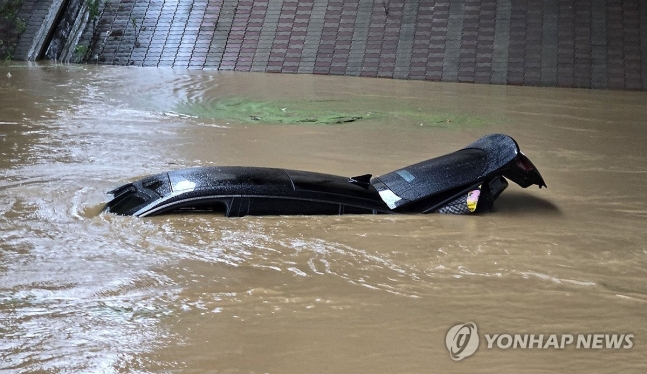 물에 잠긴 차량 (화성=연합뉴스) 수도권에 내린 폭우로 18일 오전 경기도 화성시 청원리 발안천 도로를 운행하던 차량이 물에 잠겨있다. 운전자는 무사히 탈출한 것으로 알려졌다. 2024.7.18 [화성시자율방재단제공