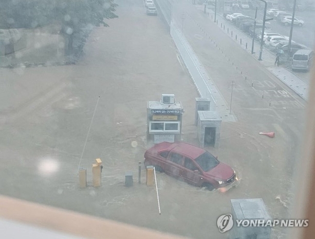 호우경보 발효된 당진, 도로 곳곳 침수 (당진=연합뉴스) 18일 오전 5시 30분을 기해 호우경보가 발효된 충남 당진시 시내 일대 도로가 물에 잠겨 있다. 당진시는 침수 피해 우려로 이날 오전 역천, 당진천, 남원천