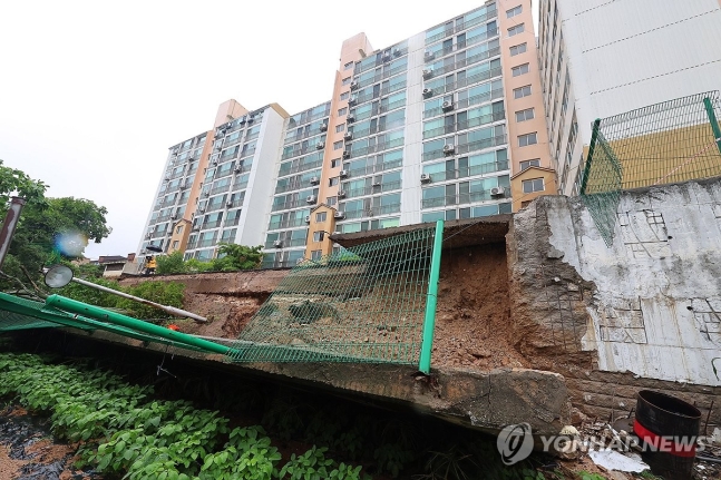 폭우에 무너진 강화도 아파트 옹벽 (인천=연합뉴스) 임순석 기자 = 18일 집중호우로 인천 강화군 갑곳리의 한 아파트 옹벽이 무너져 있다. 2024.7.18 soonseok02@yna.co.kr