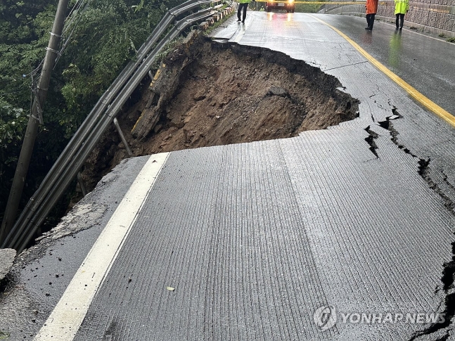 춘천 피암터널 도로 절벽 아래로 침하 (춘천=연합뉴스) 강원 내륙을 중심으로 호우 특보가 내려진 18일 오전 춘천시 사북면 원평리 국도 5호선 오월피암터널 인근에서 도로 일부가 절벽 아래 춘천호 방향으로 내려앉아 춘