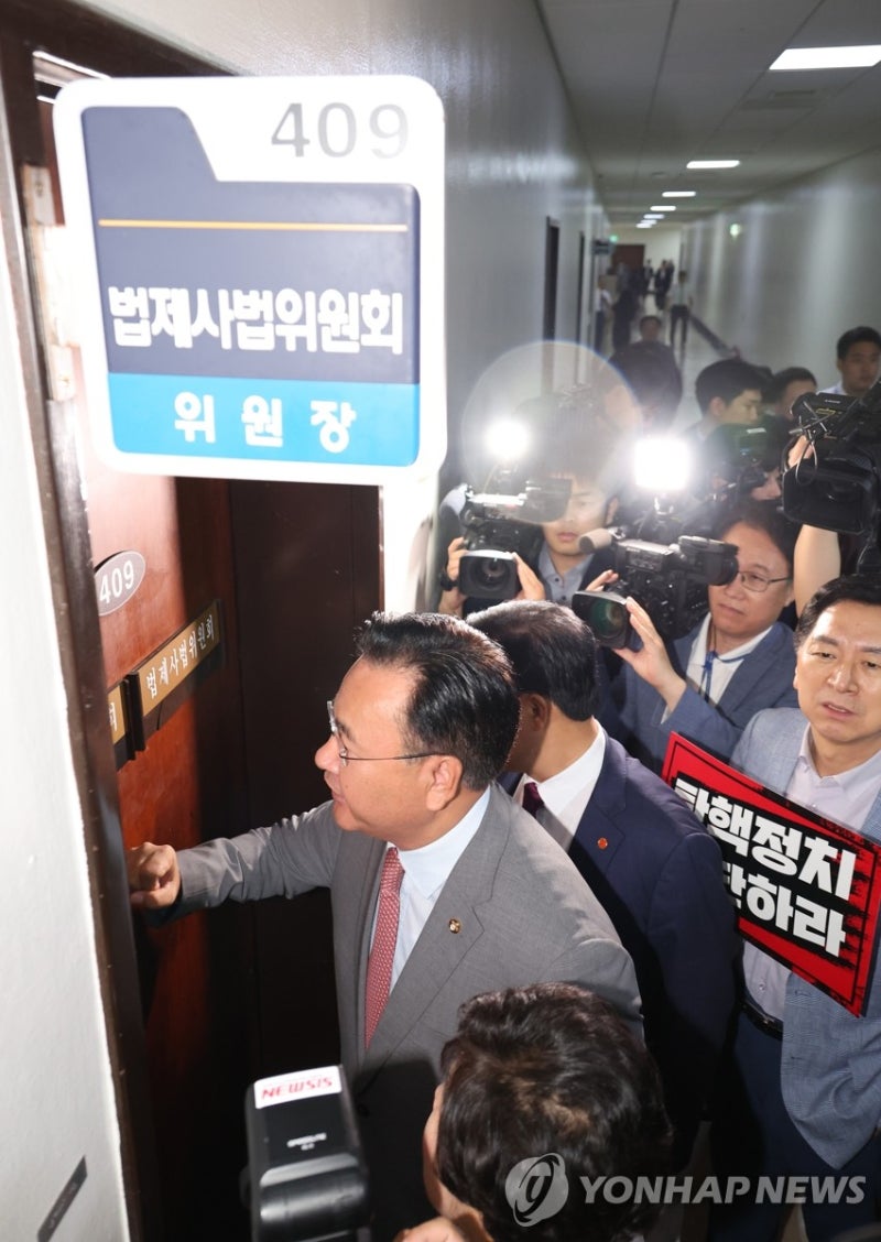 <b>법사</b><b>위원장</b>실 항의방문한 국민의힘