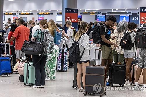 글로벌 IT 대란으로 북적이는 미국 마이애미국제공항
[마이애미 EPA=연합뉴스]