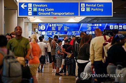 IT 대란 영향으로 승객들이 긴 줄을 선 미국 올랜도 국제공항의 모습 
[AFP=연합뉴스 자료사진. 재판매 및 DB금지]