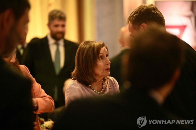 낸시 펠로시 전 하원의장(중앙)
[AFP 연합뉴스 자료사진]