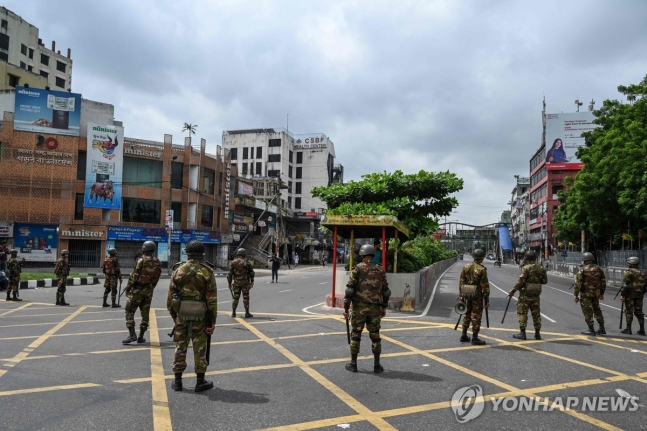 통행 금지하는 방글라데시군
(다카 AFP=연합뉴스) 20일(현지시간) 방글라데시 전역에서 통행금지령이 내려지자 방글라데시군이 수도 다카에서 도로를 따라 경계를 서고 있다. 2024.7.20. photo@yna.co.