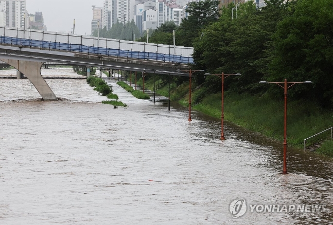 불어난 탄천
(성남=연합뉴스) 홍기원 기자 = 많은 비가 내린 18일 오전 경기도 성남시 탄천 주변 산책로가 물에 잠겨 있다. 2024.7.18 xanadu@yna.co.kr