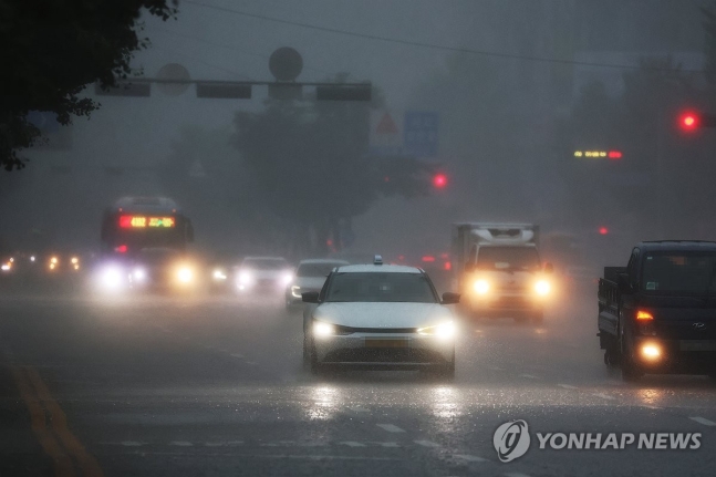 서행하는 차량
(성남=연합뉴스) 홍기원 기자 = 많은 비가 내린 18일 오전 경기도 성남시 분당구 성남대로에서 차량이 서행하고 있다. 2024.7.18 xanadu@yna.co.kr