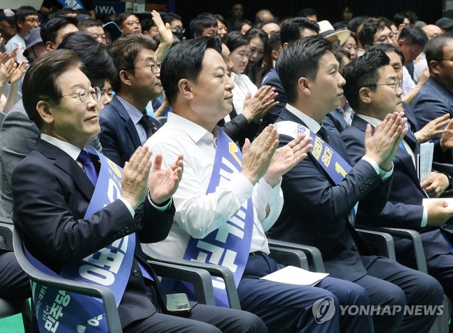 나란히 앉은 민주당 대표 후보
(제주=연합뉴스) 고성식 기자 = 더불어민주당 새 지도부 선출을 위한 전당대회를 앞두고 20일 제주시 한라체육관에서 열린 합동연설회에서 이재명·김두관·김지수 대표 후보(왼쪽부터)가 나란