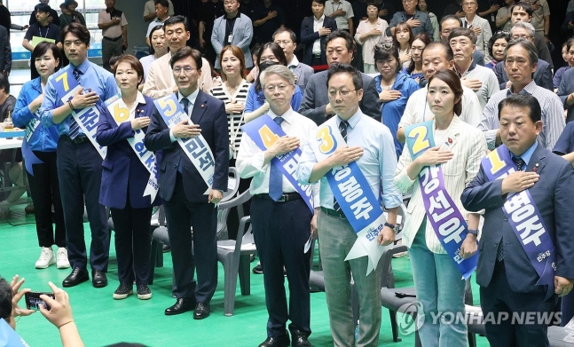 제주 연설회 찾은 민주당 최고위원 후보들
(제주=연합뉴스) 고성식 기자 = 더불어민주당 새 지도부 선출을 위한 전당대회를 앞두고 20일 제주시 한라체육관에서 열린 합동연설회에서 전현희·한준호·이언주·김민석·민형배·정