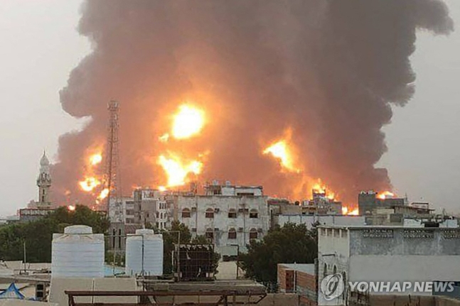 이스라엘, 예멘 보복 공습
(AFP=연합뉴스) 20일(현지시간) 오후 예멘 후티 반군이 통치하는 호데이다항의 정유시설이 이스라엘군의 공습을 받아 화재가 발생한 모습. 2024.7.21