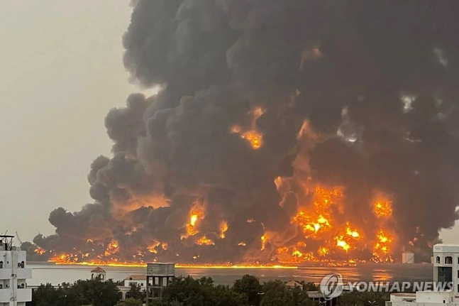 이스라엘, 예멘 보복 공습
(AFP=연합뉴스) 20일(현지시간) 오후 예멘 후티 반군이 통치하는 호데이다항의 정유시설이 이스라엘군의 공습을 받아 화재가 발생한 모습. 2024.7.21