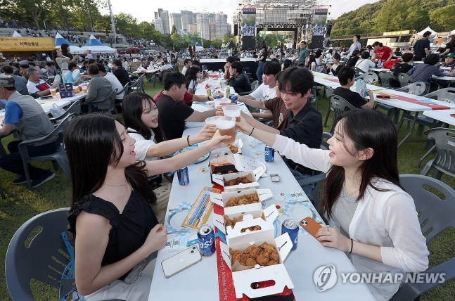 더위 잊은 '치맥' 축제
(대구=연합뉴스) 윤관식 기자 = 3일 오후 대구 달서구 두류공원에서 열린 '2024 대구치맥페스티벌'을 찾은 시민들이 치킨과 맥주를 즐기고 있다. 2024.7.3 psik@yna.co.kr