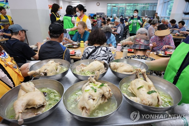 어르신, 삼계탕 드시고 더위 이기세요!
(인천=연합뉴스) 임순석 기자 = 초복인 15일 오전 인천 연수구 인천적십자사 사랑의 급식소에서 열린 건강한 여름 사랑의 삼계탕 나눔 행사에서 자원봉사자들이 삼계탕을 무료 배식