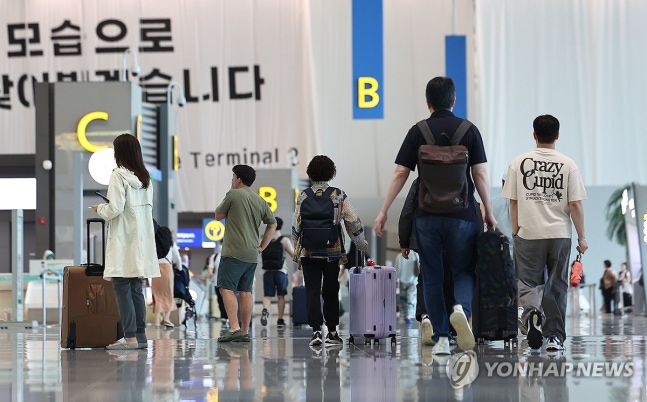 Crowded airport during vacation season
(Yeongjong Island=Yonhap News) Reporter Ryu Young-seok = Travelers crowded for boarding procedures at the departure hall of Incheon International Airport Terminal 2 during the vacation season. 2024.7.17 ondol@yna.co.kr