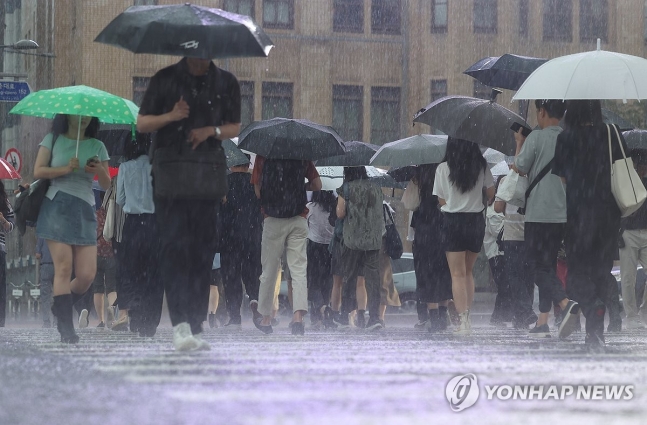 거센 폭우
(서울=연합뉴스) 김성민 기자 = 갑작스런 폭우가 내린 17일 오전 서울 종로구 광화문광장 인근에서 시민들이 이동하고 있다. 2024.7.17 ksm7976@yna.co.kr