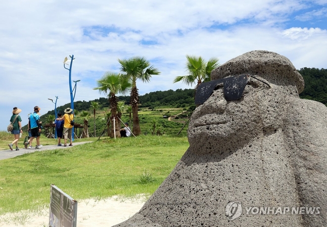 뜨거운 햇볕 아래서
(제주=연합뉴스) 백나용 기자 = 제주 동부지역에 폭염 특보가 발효된 21일 오후 제주시 조천읍 함덕해수욕장을 찾은 나들이객들이 해변을 거닐면서 주말을 보내고 있다. 2024.7.21 dragon