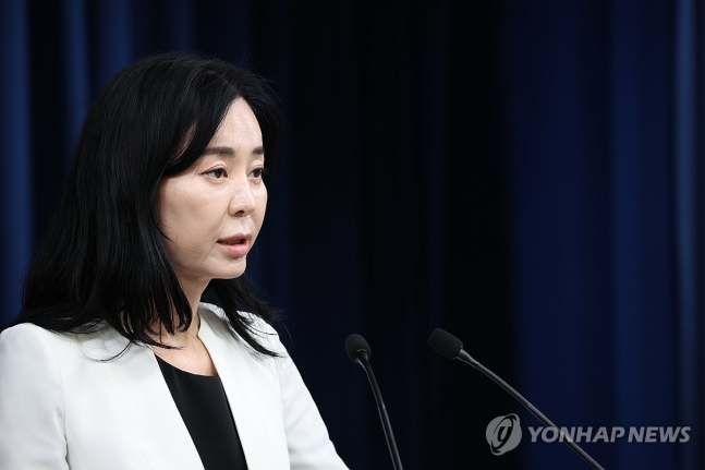 정혜전 대통령실 대변인 브리핑
(서울=연합뉴스) 진성철 기자 = 정혜전 대통령실 대변인이 21일 서울 용산 대통령실 청사에서 현안 브리핑을 하고 있다. 2024.7.21 zjin@yna.co.kr