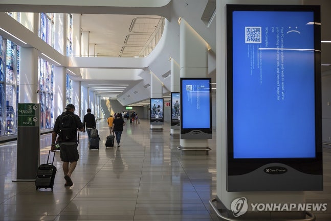 Screens at a darkened New York airport due to the global IT crisis
A security program released by the US cyber security firm CrowdStrike clashed with MS Windows, leading to a global IT crisis. An error message is displayed on the screen at a New York airport on the 19th (local time). [AP News Photo. No resale or DB]