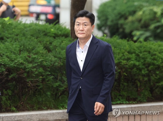 공판 출석하는 이임재 전 용산경찰서장
(서울=연합뉴스) 박동주 기자 = 이태원 참사 당시 부실 대응한 혐의 등으로 기소된 이임재 전 용산경찰서장이 22일 오전 서울서부지법에서 열린 관련 공판에 출석하고 있다. 202