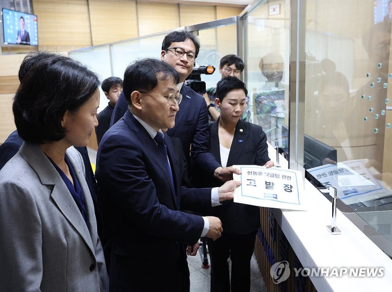 <b>조국혁신당</b>, '<b>한동훈</b> 댓글팀' 관련 고발장 접수