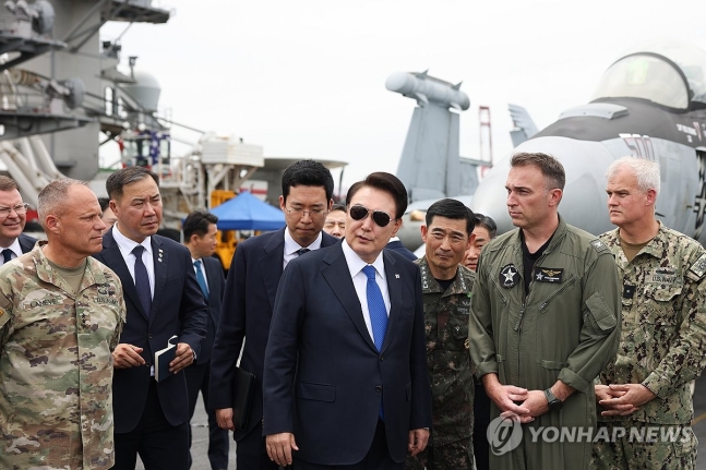 윤석열 대통령, 미 항모 루스벨트함 비행갑판 시찰
(서울=연합뉴스) 홍해인 기자 = 윤석열 대통령이 25일 부산 해군작전기지에서 미 해군 항공모함 시어도어 루즈벨트함에 승선해 비행갑판을 시찰하고 있다. 2024.6.