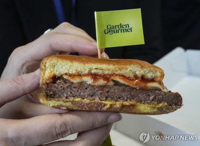 파리 올림픽 관객들에게 선보일 베지테리안 버거 [AFP=연합뉴스]