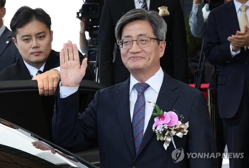 검찰, '거짓 해명 의혹' <b>김명수</b> 前<b>대법원장 소환</b> 통보