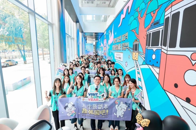 100 Chinese university students using Eastar Jet
[Provided by Eastar Jet. Redistribution and DB prohibited]
