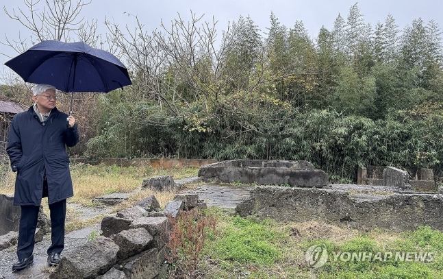 일본 사도광산 조선인 노동자 기숙사 터
(도쿄=연합뉴스) 윤덕민 주일 한국대사가 1일 일본 니가타현 사도시에서 사도광산 조선인 노동자 기숙사 터를 살펴보고 있다. 일본은 조선인 강제노역 현장인 사도광산의 유네스코 세