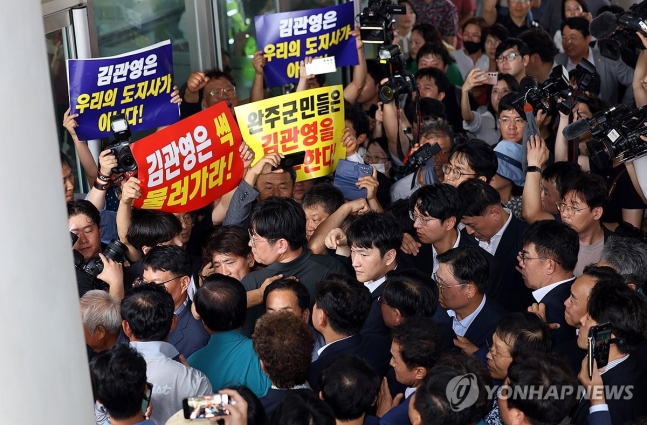 주민에게 막힌 전북도지사
(전주=연합뉴스) 정경재 기자 = 김관영 전북도지사가 26일 군민과의 대화를 위해 완주군청 회의장으로 이동하던 중 주민들의 거센 항의를 받고 있다. 2024.7.26 jaya@yna.co.k