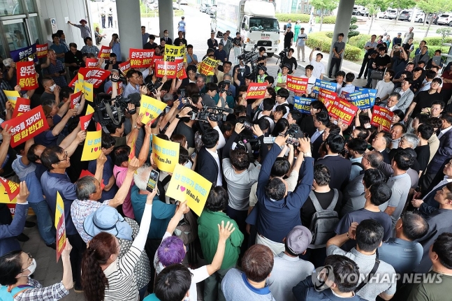 완주·전주 통합 반대 vs 찬성
(완주=연합뉴스) 나보배 기자 = 전북 완주군과 전주시의 통합을 추진 중인 김관영 전북도지사가 26일 군민과의 대화가 예정된 완주문화예술회관 안으로 들어가려고 하자 주변으로 통합 찬성