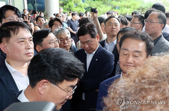 '통합 반대' 구호 들으며 생각에 잠긴 김관영 전북도지사
(완주=연합뉴스) 나보배 기자 = 전북 완주군과 전주시의 통합을 추진 중인 김관영 전북도지사가 26일 군민과의 대화가 예정된 완주문화예술회관 안으로 들어가려다