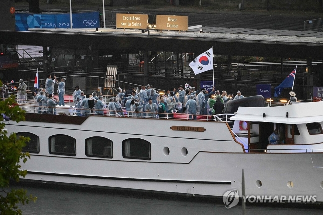 태극기 흔들며 트로카데로 광장으로 향하는 선수단
(파리=연합뉴스) 황광모 기자 = 2024 파리 올림픽 개회식이 열린 26일(현지시간) 프랑스 파리 센강에서 대한민국 선수단을 태운 보트가 트로카데로 광장을 향해 수상