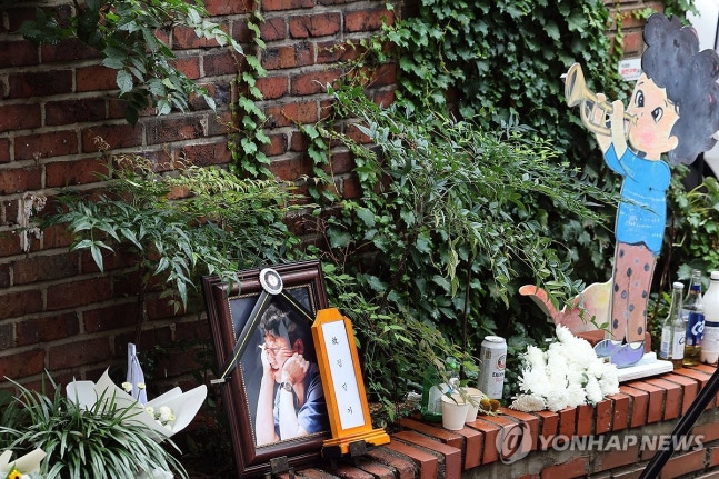 A portrait of Kim Minki in front of the Arko Dream Theater
[Yonhap News photo]