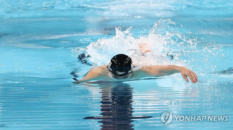 <b>황선우</b>, 남자 자유형 100ｍ 예선 16위로 준결승 턱걸이