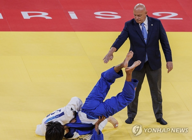 골든스코어 득점하는 허미미 (파리=연합뉴스) 황광모 기자 = 2024 파리올림픽 유도 여자 57kg급에 출전한 허미미가 29일(현지시간) 프랑스 파리 아레나 샹드마르스에서 브라질 하파엘라 실바에게 득점하고 있다.