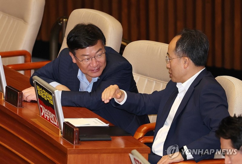 대화하는 <b>추경호</b> 원내대표와 <b>정점식</b> 정책위의장
