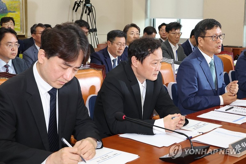 답변하는 <b>구영배 큐텐 대표</b>