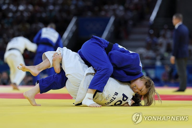 [올림픽] <b>유도</b> 김지수, <b>16강 진출</b>…상대 두 바퀴 돌리고 누르기 한판승