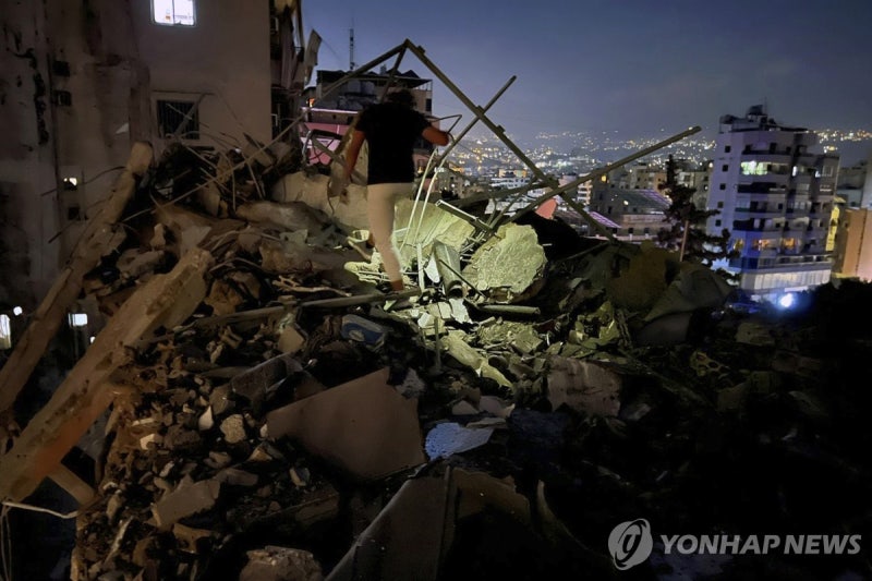 <b>이스라엘</b>, <b>베이루트</b> 보복 <b>공습</b>…"축구장 폭격한 헤즈볼라 노려"(종합)
