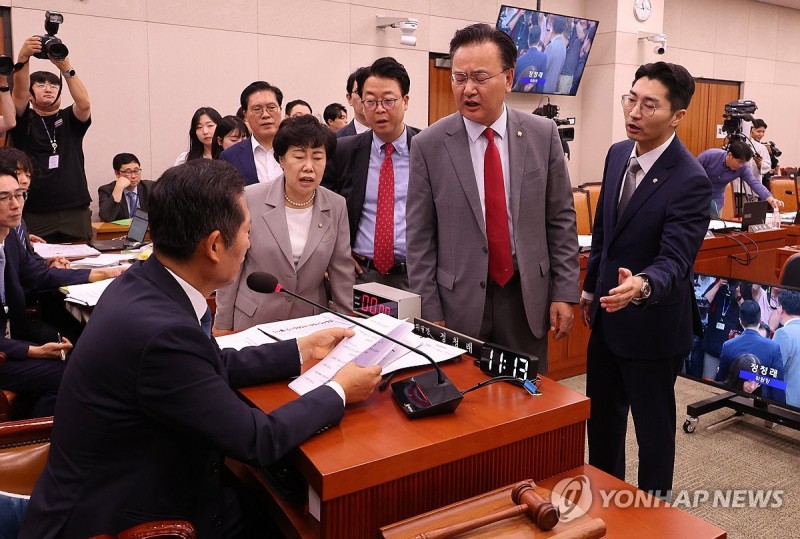 <b>정청래</b> "퇴거명령" 與 "빌런, 지가뭔데"…<b>법사위</b>, 또 고성 얼룩(종합)